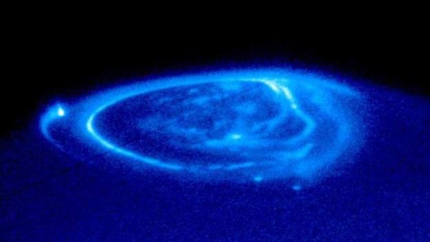 Snímek polární záře na Jupiteru zaznamenaný Hubbleovým teleskopem v ultrafialovém světle (foto NASA).