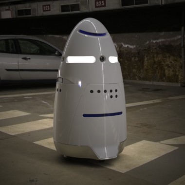 Robot K5 společnosti Knightscope na patrole v podzemní garáži (foto Knightscope).