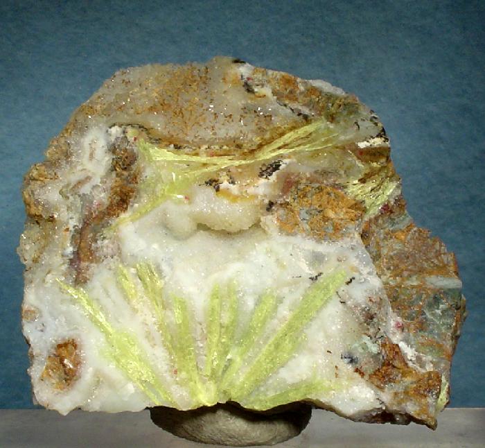 Žluté jehlice minerálu karpatitu z dolu Picacho v okrese San Benito v Kalifornii, foto Rob Lavinsky, iRocks.com – CC-BY-SA-3.0, http://creativecommons.org/licenses/by-sa/3.0, via Wikimedia Commons.