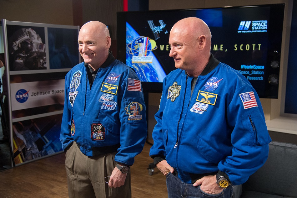 Scott (vlevo) a Mark Kelly, jediná dvojčata mezi astronauty (foto NASA).