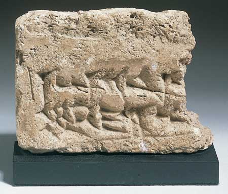 ukázka klínového písma na cihle z přelomu 7. a 8.století př.n.l.