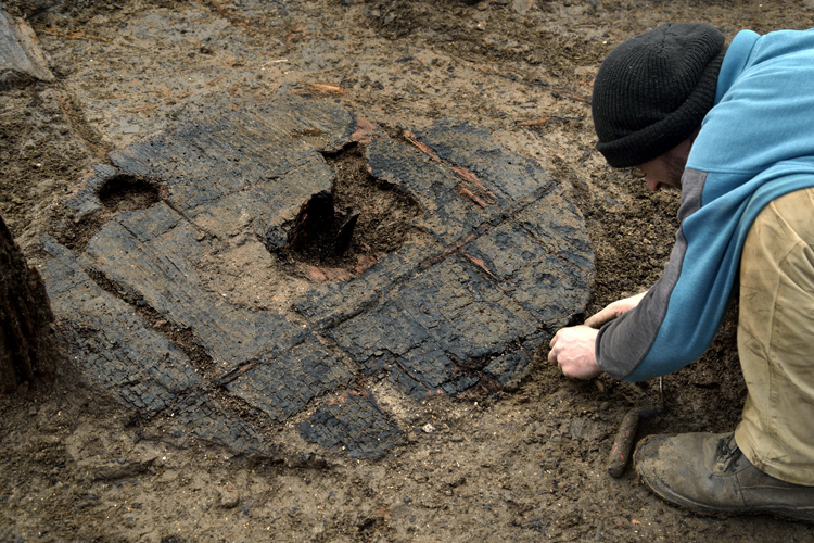 Odkrývání 3.000 let starého kola ve východní Anglii, copyright Cambridge Archaeological Unit, foto Dave Webb.