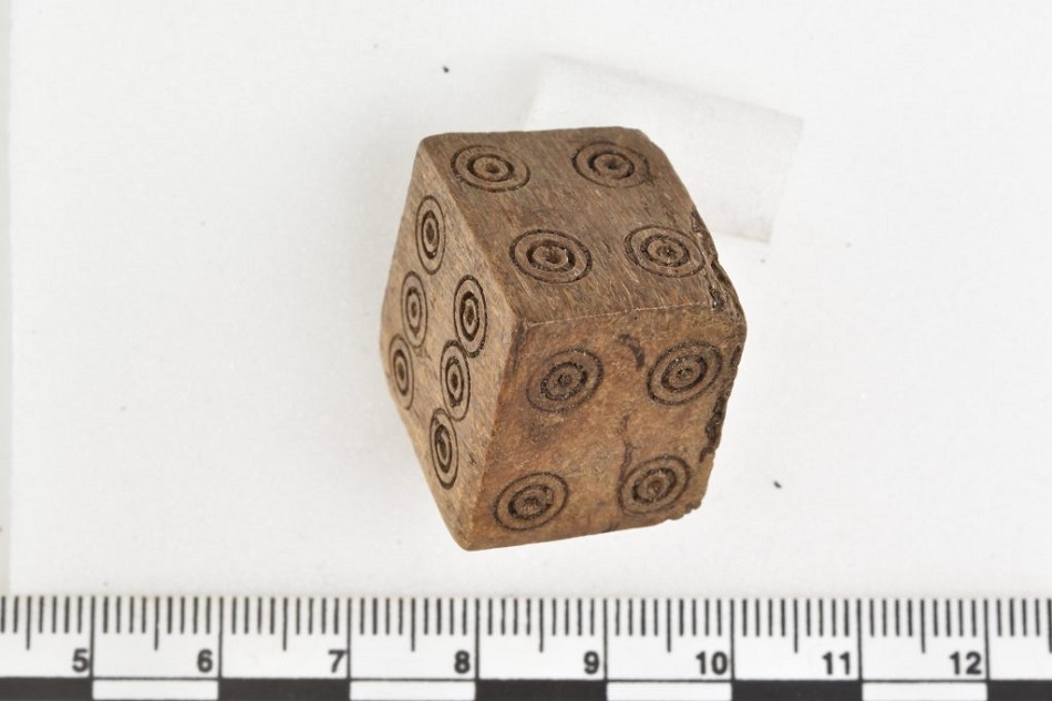 Dřevěná středověká hrací kostka pro falešnou hru, foto Angela Weigand, Universität von Bergen.