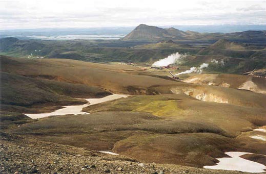 Údolí sopky Krafla (vyslov krapla), jedno z horkých míst Islandu, kde se využívá geotermální energie pro výrobu elektřiny.