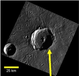 Kráter A na snímku NASA ležící téměř na 70 stupni severní šířky