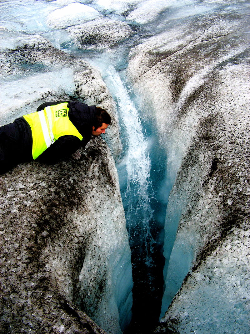 Kryokonit na povrchu druhého největší islandského ledovce Langjökull na snímku Villeho Miettinena, CC BY 2.0, via Wikimedia Commons.