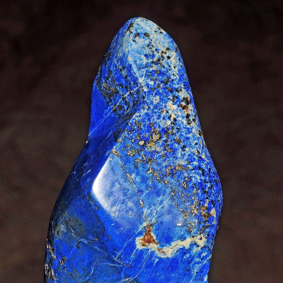 Lapis lazuli pokrytý zrnky pyritu, Parent Géry, CC BY-SA 3.0, https://creativecommons.org/licenses/by-sa/3.0, via Wikimedia Commons.