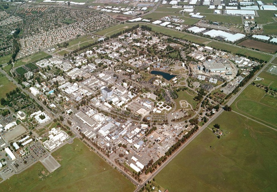 Letecký pohled na Lawrence Livermore National Laboratory, public domain, via Wikimedia Commons, https://commons.wikimedia.org/wiki/File%3ALLNL_Aerial_View.jpg.