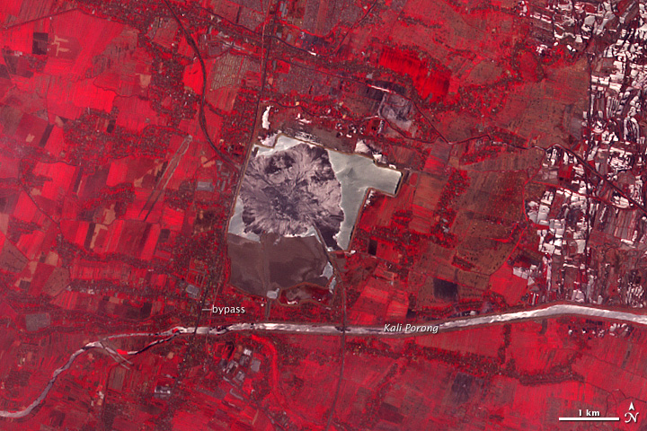 Družicový snímek bahenní sopky Lusi. Úsečka v pravé dolní části je 1 km dlouhá. Foto NASA.