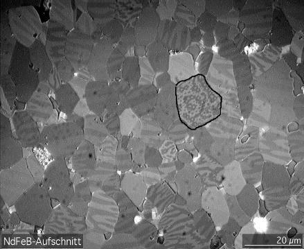 Magnetické domény ve slitině neodymu Nd, železa Fe  a boru B o složení Nd2Fe14B, ze které vyrábíme nejrozšířenější permanentní magnety. Domény zobrazí Kerrův mikroskop, který využívá změn polarizovaného světla při odrazu od různě zmagnetizovaných povrchů (foto Gorchy, CC BY-SA 3.0, https://creativecommons.org/licenses/by-sa/3.0,  via Wikimedia Commons).