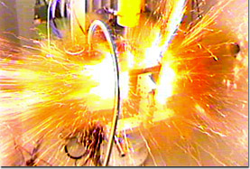 Výbuch cívky způsobený magnetickým polem (foto National High Magnetic Field Laboratory).