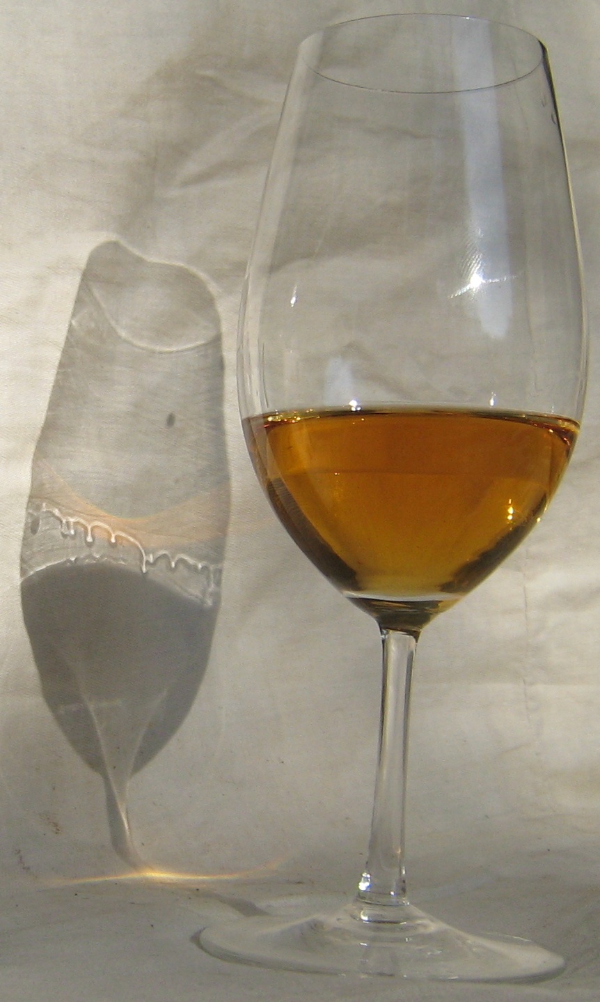 Marangoniho jev ve sklenici vína, foto FlagSteward, CC BY-SA 3.0, https://creativecommons.org/licenses/by-sa/3.0, via Wikimedia Commons.