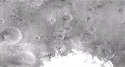 První snímek povrchu Marsu pořízený 16.11. americkou sondou Odysea ve viditelné části spektra (foto NASA)