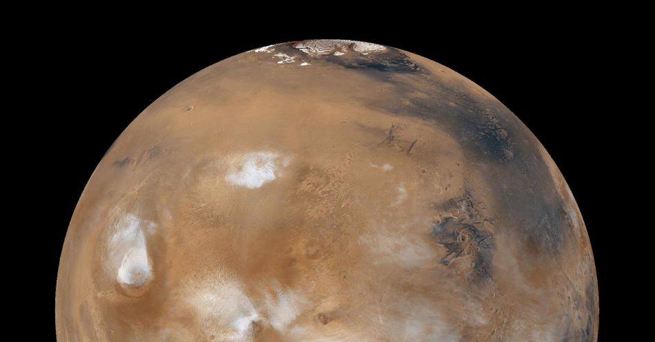 Mars s polární čepičkou a oblaky vysoko v atmosféře, foto NASA/JPL/MSSS.