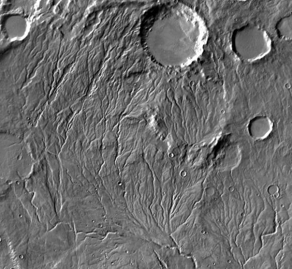 údolní systém vytvořený vodou na jižní polokouli Marsu odhalený sondou Mariner 9