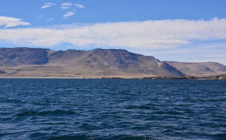 10.000 let stará  původní linie pobřeží jezera Maule. Současný rozdíl mezi vyšším, jižním a severním pobřežím dosahuje 67 metrů, foto Brad Singer.