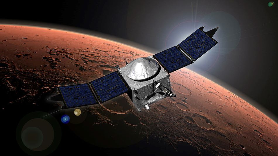 Umělecké ztvárnění družice MAVEN nad planetou Mars, NASA/Goddard Space Flight Center [Public domain].