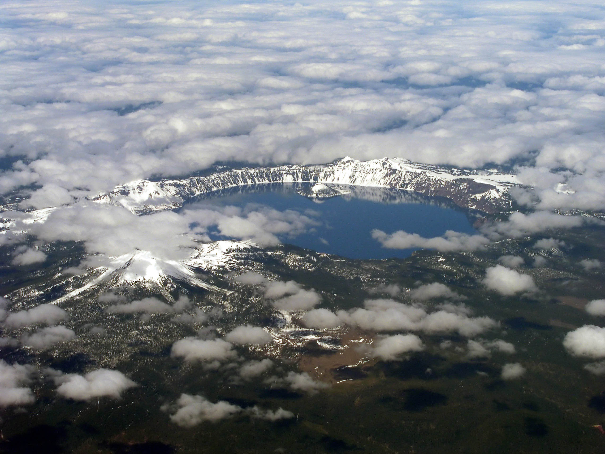 Letecký pohled na Crater Lake v kaldeře sopky Mount Mazama, GNU Free Documentation License 1.2, Wikimedia Commons
