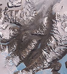 Snímek MrMurdových suchých údolí pořízený družicí ASTER 4.12.2009. Úhlopříčka obrázku je asi 40 km. Foto NASA.