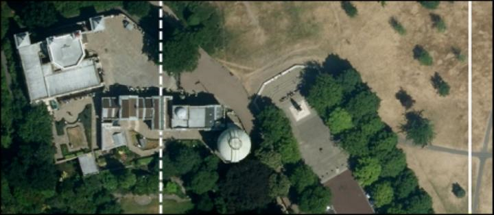 Letecký pohled na Královskou hvězdárnu v Greenwichi. Čárkovaná čára vyznačuje původní průběh nultého poledníku a plná čára současný, Imagery © 2014 Google Maps, Infoterra Ltd. & Bluesky