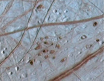 povrch Jupiterova měsíce Europy (foto J.Pappalardo, NASA)