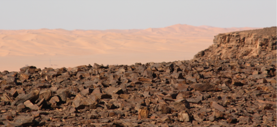 Současný vzhled nejstarší lidmi přeměněné krajiny, obr.Foley RA, Lahr MM (2015) Lithic Landscapes: Early Human Impact from Stone Tool Production on the Central Saharan Environment. PLoS ONE 10(3): e0116482. doi:10.1371/journal.pone.0116482)