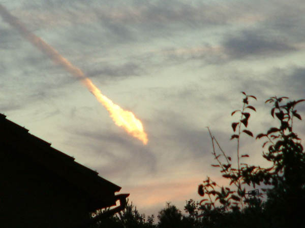 Zcela unikátní snímek meteoru zanikajícího v atmosféře. Pořídil ho Jon Burnett z Jižního Walesu koncem září 2003.