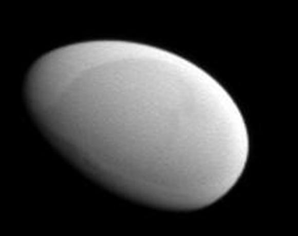 Saturnův měsíc Methone (foto NASA)