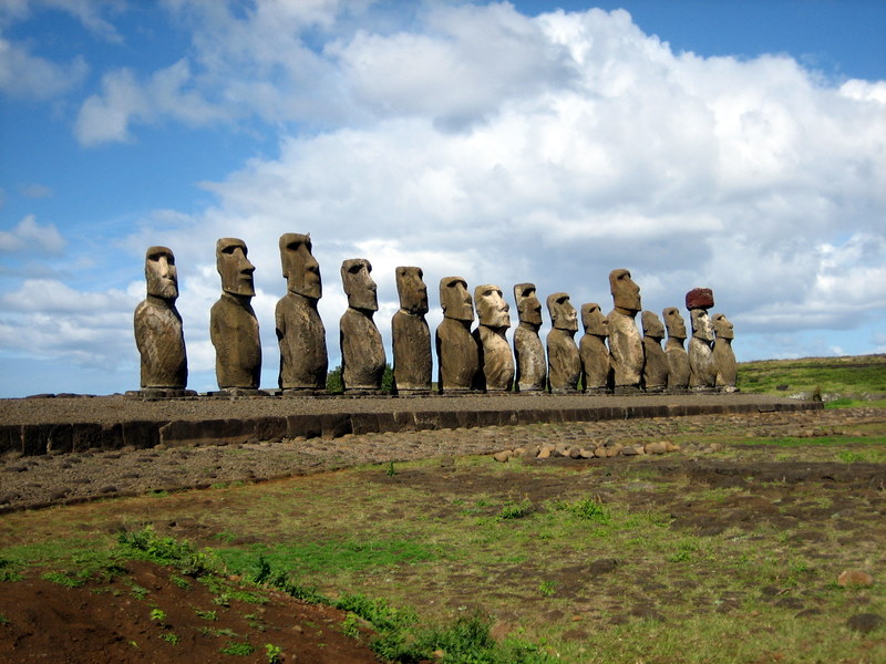 Řada soch moai na Velikonočním ostrově v lokalitě Ahu Tongariki, foto  Ian Sewell, CC BY-SA 3.0, http://creativecommons.org/licenses/by-sa/3.0/, via Wikimedia Commons.