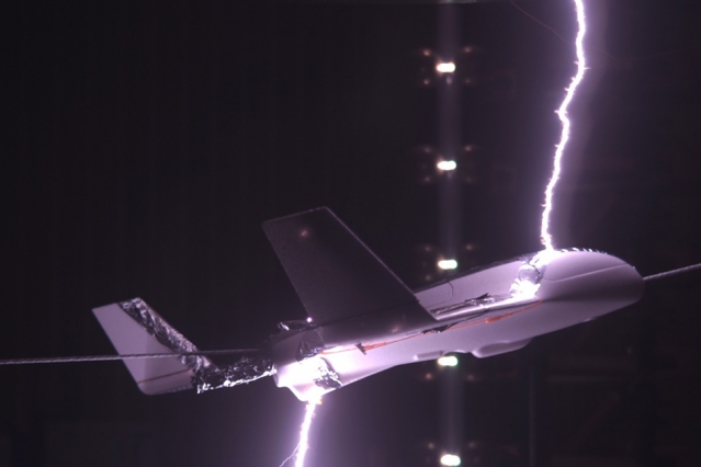 Model letadla zasažený elektrickým výbojem v laboratořích MIT, foto MIT.