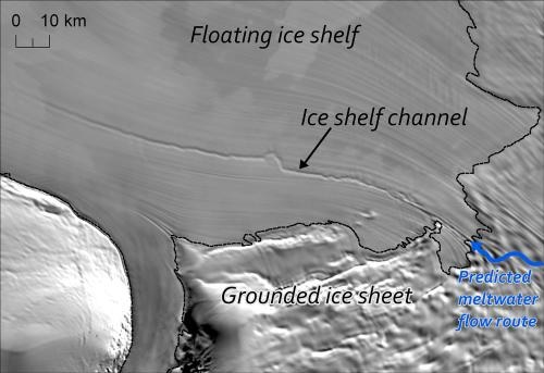Satelitní snímek kanálu v šelfovém ledu, foto NASA. V levé části obrázku je modře je označen přítok roztáté vody z pevniny.