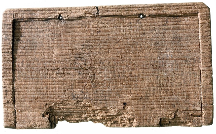 Dřevěná ručně popsaná destička z římské doby, nalezená v bahně londýnské řeky  Walbrook (foto MOLA).