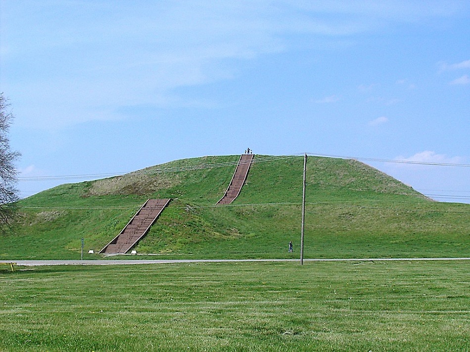 Mohyla Monks Mound, největší v Cahokii (foto Skubasteve834 (EN.Wikipedia), CC-BY-SA-3.0, http://creativecommons.org/licenses/by-sa/3.0/, via Wikimedia Commons).