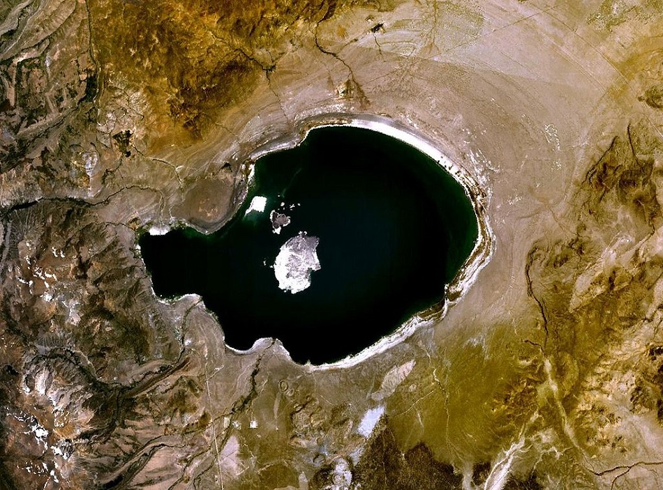 Satelitní snímek jezera Mono (foto NASA).