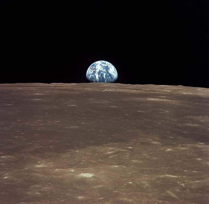 Skutečná barva měsíčního povrchu  na snímku vycházející Země nad měsíčním horizontem, který pořídila posádka Apolla 11 v roce 1969 (foto NASA).