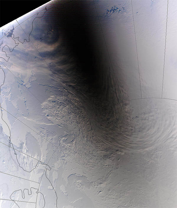 Stín Měsíce na Antarktidě. Čára označuje linii pobřeží.