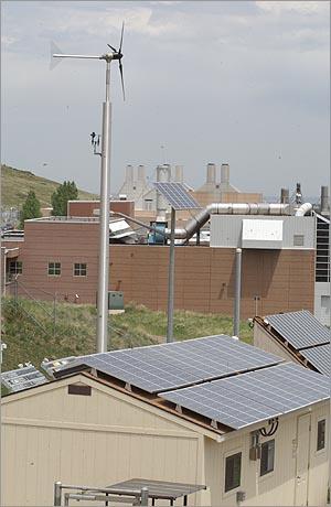 Zařízení o výkonu 2,3 kW (fotovoltaický článek o výkonu 1,4 kW, větrná turbína 900 W) instalované na testovacích plochách NREL v Coloradu. Vyráběné množství elektřiny dostačuje na provoz menší domácnosti. 