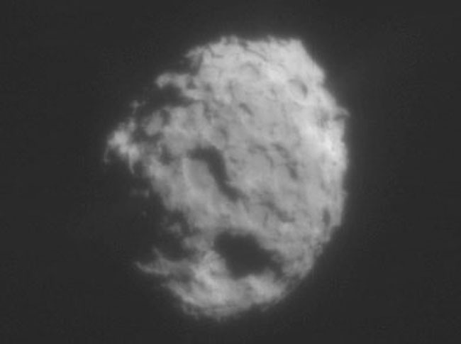 Snímek jádra komety Wild 2 pořízený sondou Stardust ze vzdálenosti 500 km v lednu 2004 (foto NASA)