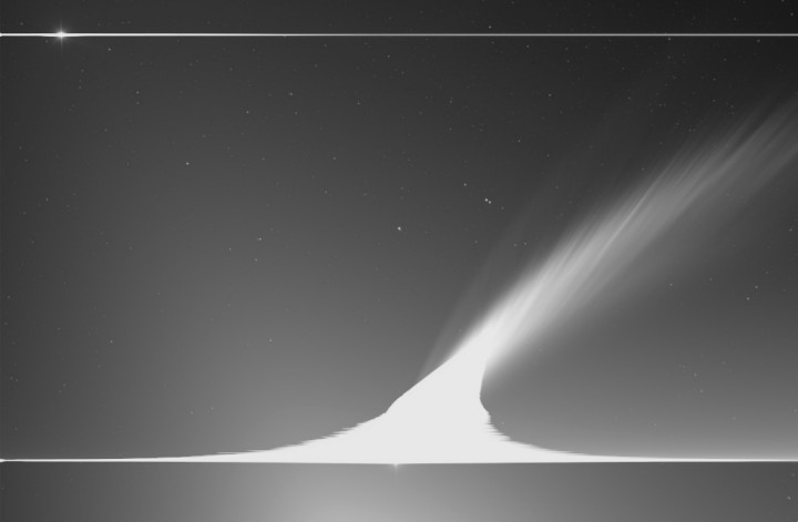 Železný ohon komety McNaught  dlouhý 30 milionů km. Vlevo od něj vidíme mnohem slabší standardní kometární ohon z nabitých částic (foto NASA).