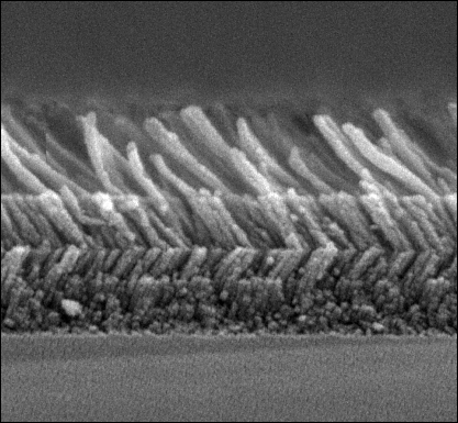 Snímek průřezu nové antireflexní vrstvy pořízený elektronovým mikroskopem (foto Fred Schubert)