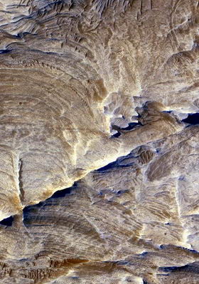 Oblast Candor Chasma z údolí Marinerů na Marsu. Snímek je přibližně 1 km široký a oko odborníka na něm rozezná působení vody (foto NASA)