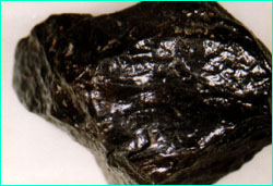 černý diamant zvaný carbonado