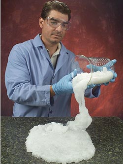 Pracovník Argonne National Laboratory aplikuje odmořující gel (foto Argonne National Laboratory)