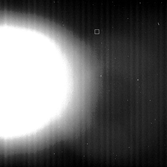 Čtverec označuje měsíček S/2004 S2 (foto NASA)