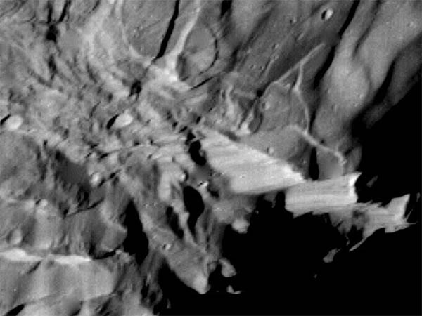 A na závěr  - snímek sondy Voyager z roku 1986 ukazuje ve své pravé části nejvyšší známé útesy Sluneční soustavy, kterými jsou Verona Rupes na Uranově měsíci Miranda. O mechanismu jejich vzniku panují zatím jen dohady. Nejvyšší útesy na zemi dosahují 1.200 m a najdeme je na Baffinově ostrově v Kanadských arktických ostrovech. Foto NASA.