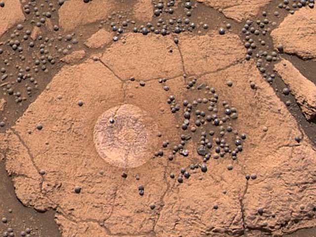 hematitové kuličky z povrchu Marsu (foto NASA)