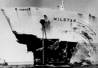 Norská loď poškozená vlnou v proudu Agulhas u jihovýchodního pobřeží Afriky v roce 1974.