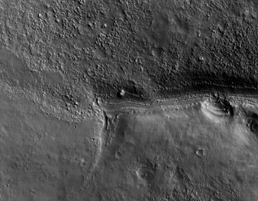 Snímek povrchu Marsu z výšky 2.489 km. Konkrétně jde o pahorkatinu ve středních šířkách jižní polokoule. Rozměry obrázku jsou 4,5 x 2,1 km (foto NASA/JPL/University of Arizona).