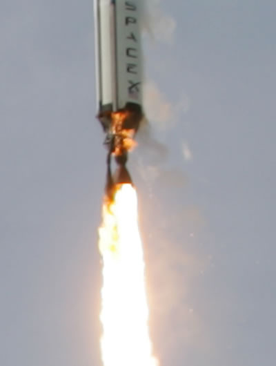 Falcon 1 při startu. V horní části motoru zřetelně rozeznáme začínající požár (foto Spacex).