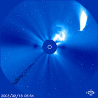  V pravé horní části vidíme kometu, ve středu pak sluneční erupci.